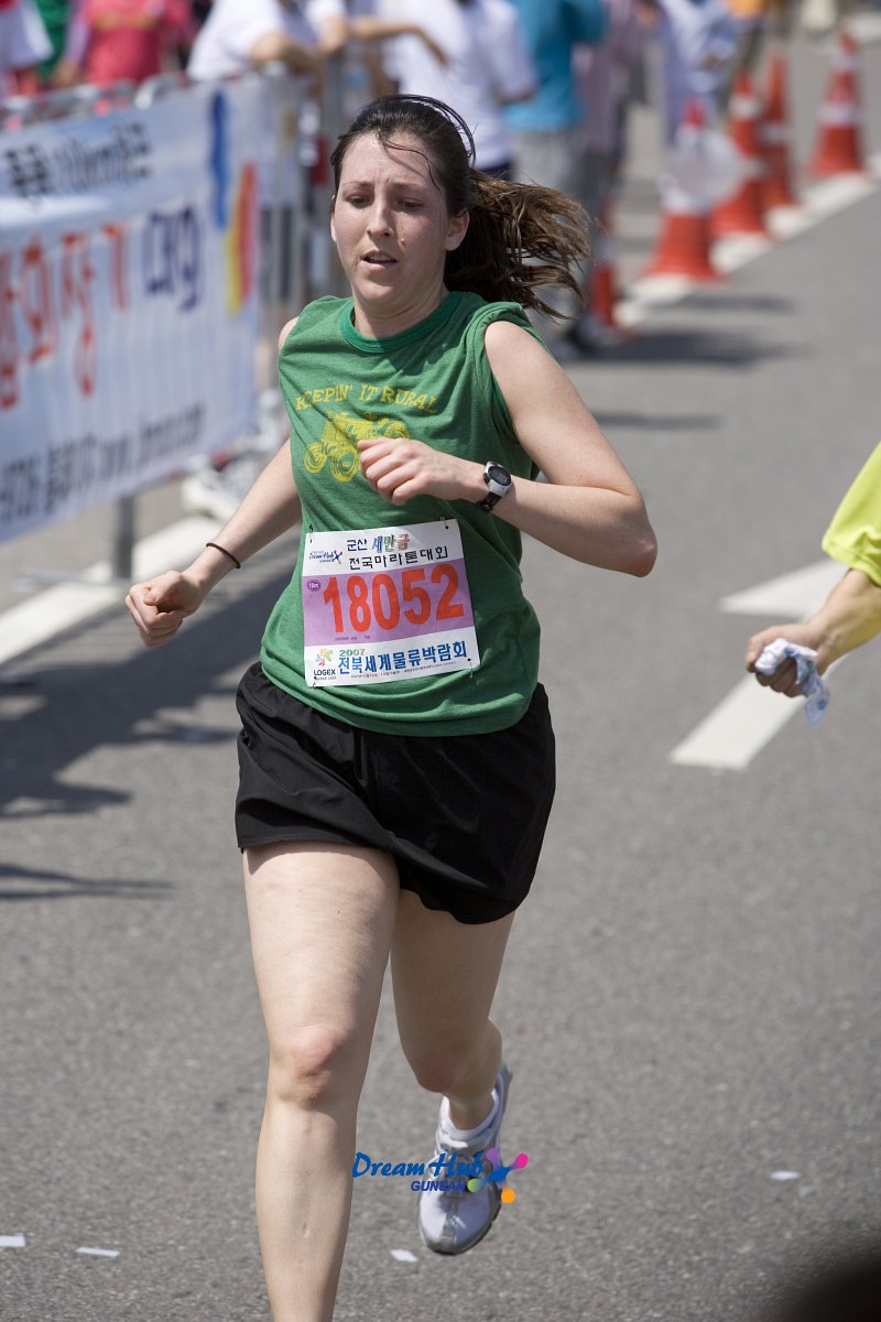 군산 새만금 마라톤대회에 참가한 여성 외국인 참가자
