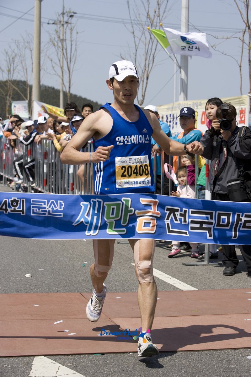 결승선을 통과하는 남성 참가자2