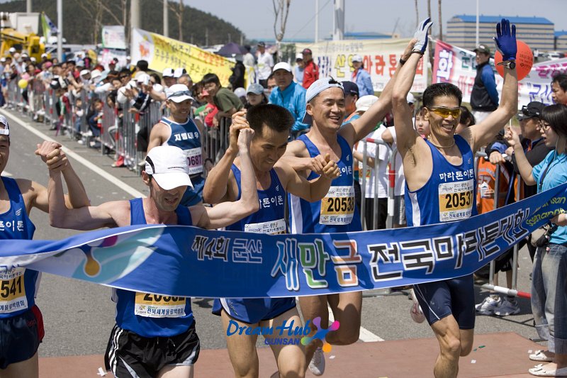 결승선을 통과하는 단체 참가자들