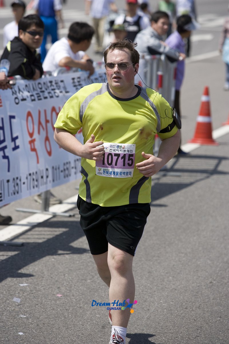 열심히 달리는 외국인 참가자1