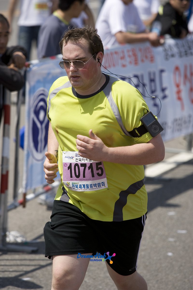 열심히 달리는 외국인 참가자2