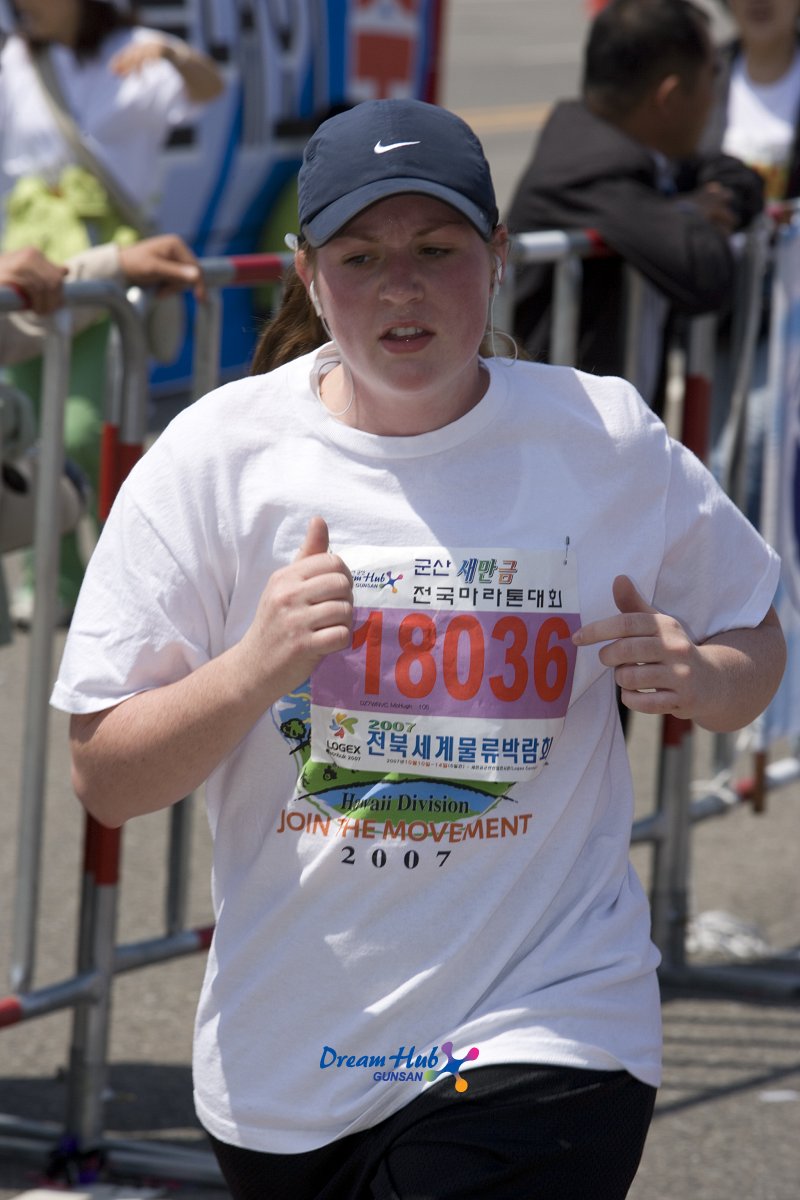 열심히 달리는 여성 외국인 참가자1