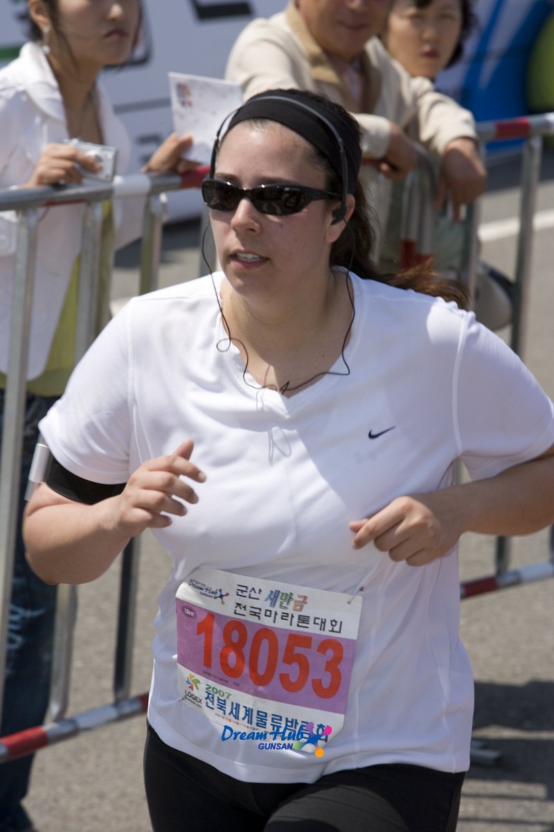 열심히 달리는 여성 외국인 참가자2