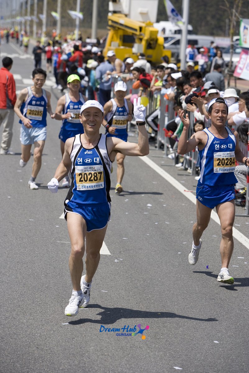 파란색 유니폼을 입고 달리는 단체 참가자들
