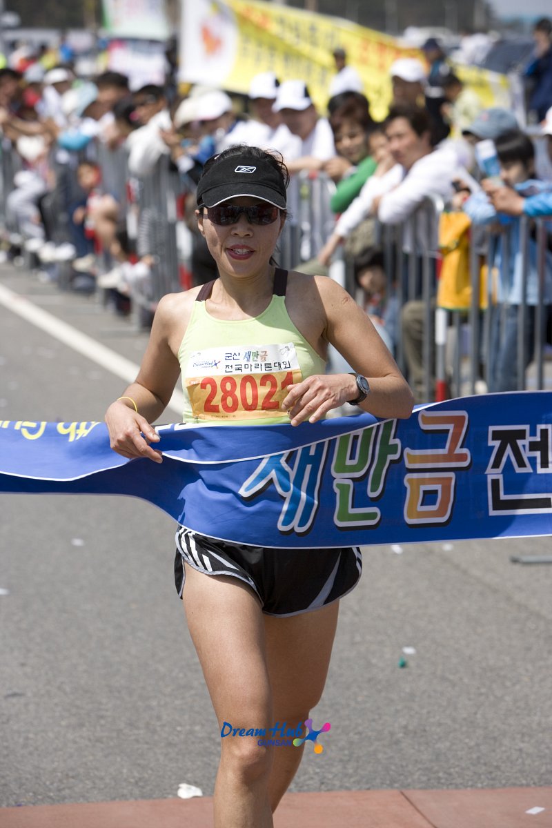 결승선을 통과하는 여성 참가자2