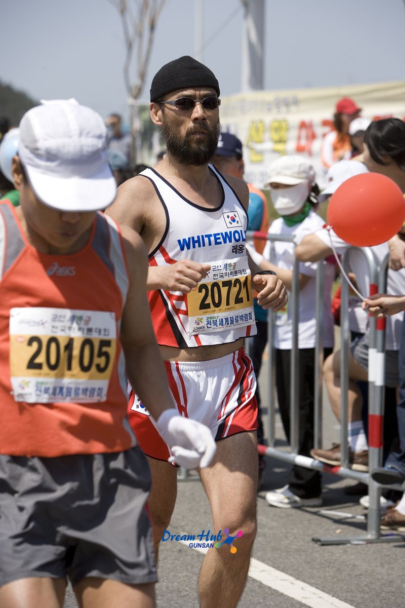 열심히 달리고 있는 수염기른 외국인 참가자