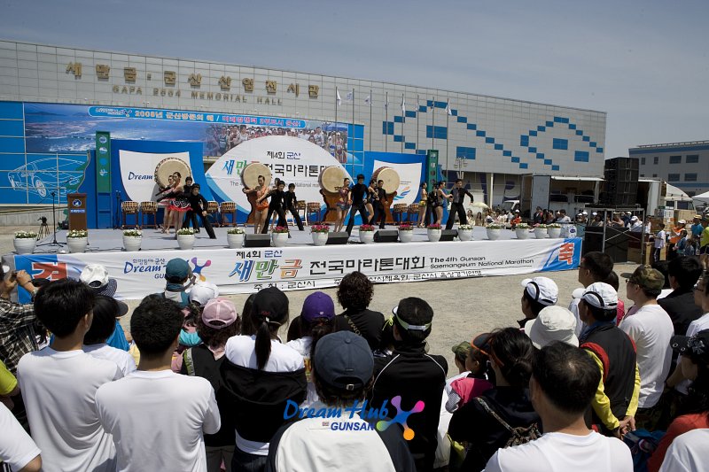 군산 새만금 마라톤대회 개최 축하 스포츠댄스 공연을 관람하는 시민들