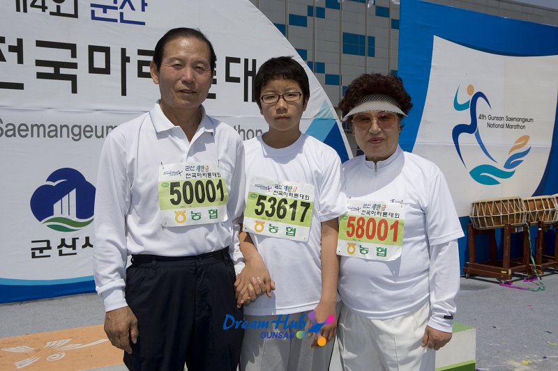 군산 새만금 마라톤 대회에 참가하신 문동신 시장님 가족의 모습