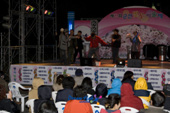 제 11회 군산 벚꽃 예술제 행사장 무대에서 시민들이 춤을추고 계시는 모습1사진(00006)