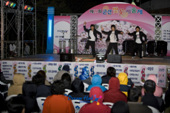 제11회 벚꽃 예술제 무대위에서 춤을 추고있는 댄스팀의 모습1사진(00008)