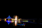 불이 켜져있는 은파 물빛다리 앞으로 음악분수가 나오는 아경모습3사진(00005)