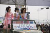 군산 벚꽃아가씨 선발대회에 참가한 여성들이 군용차를 타고 나오는 모습2사진(00004)