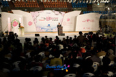 군산 벚꽃아가씨 선발대회 인사말을 하시는 문동신 시장님과 관객석의 시민들 모습1사진(00006)