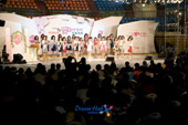 군산 벚꽃아가씨 대회에 참가한 여성분들이 올라와있는 무대 전면과 관객석의 모습2사진(00010)