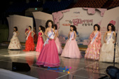 군산 벚꽃아가시대회에 참가한 여성들이 워킹하는 모습1사진(00013)