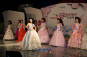 군산 벚꽃아가시대회에 참가한 여성들이 워킹하는 모습2사진(00014)