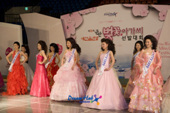 군산 벚꽃아가시대회에 참가한 여성들이 서있는 무대의 모습사진(00016)