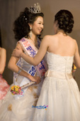 시상을 하는 벚꽃아가씨대회 참가자의 모습사진(00001)