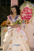 왕관을 쓰고 꽃다발을 들고 서있는 벚꽃아가씨사진(00002)