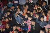 은파야외공연장에서 공연을 보고있는 시민들3사진(00016)