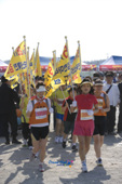 준비운동삼아 조깅하는 새만금 마라톤 대회 참가자 단체의 모습2사진(00003)