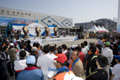 군산 새만금 마라톤 대회 축하 북공연을 보고있는 시민들1사진(00015)