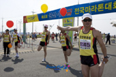 마라톤 뛰기전 준비운동을 하는 대회 참가단체사진(00007)