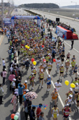 출발하는 군산 새만금 마라톤대회 참가자들1사진(00011)