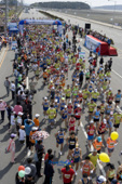 출발하는 군산 새만금 마라톤대회 참가자들2사진(00012)