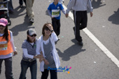마라톤을 하고있는 사람들 사이에 있는 사람들사진(00007)