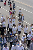 하얀색 티를 입은 단체 참가자들사진(00011)