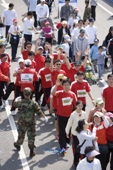 빨간색 티를 입은 단체 참가자들사진(00012)