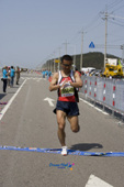 시계를 보며 결승선을 통과하는 참가자사진(00014)