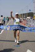 한손을 들고 결승선을 통과하는 참가자사진(00015)