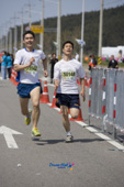 최선을 다해 뛰고있는 두명의 참가자사진(00016)
