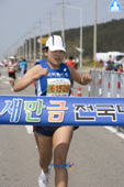 결승선을 통과하는 여성 참가자사진(00017)