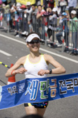 결승선을 통과하는 마라톤 대회 참가자사진(00005)