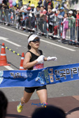 결승선을 통과하는 여성 마라톤 대회 참가자사진(00006)