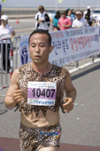호피무늬 운동복을 입은 남성 마라톤대회 참가자1사진(00007)