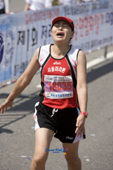 힘들어하는 여성 마라톤 참가자사진(00010)
