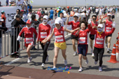 빨간색 단체복을 입고 달리는 마라톤 대회 단체참가자들사진(00011)