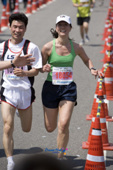 열심히 달리고 있는 여성과 남성 참가자의 모습사진(00015)