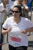 열심히 달리는 여성 외국인 참가자2사진(00009)