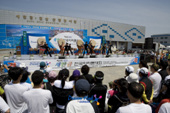 군산 새만금 마라톤대회 개최 축하 스포츠댄스 공연을 관람하는 시민들사진(00003)