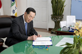 기탁증서에 서명을 하시는 동양제철화학 회장님의 모습사진(00002)