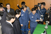 동양제철화학 공장에 방문하셔서 직원의 설명을 들으시는 김완주도지사님3사진(00008)