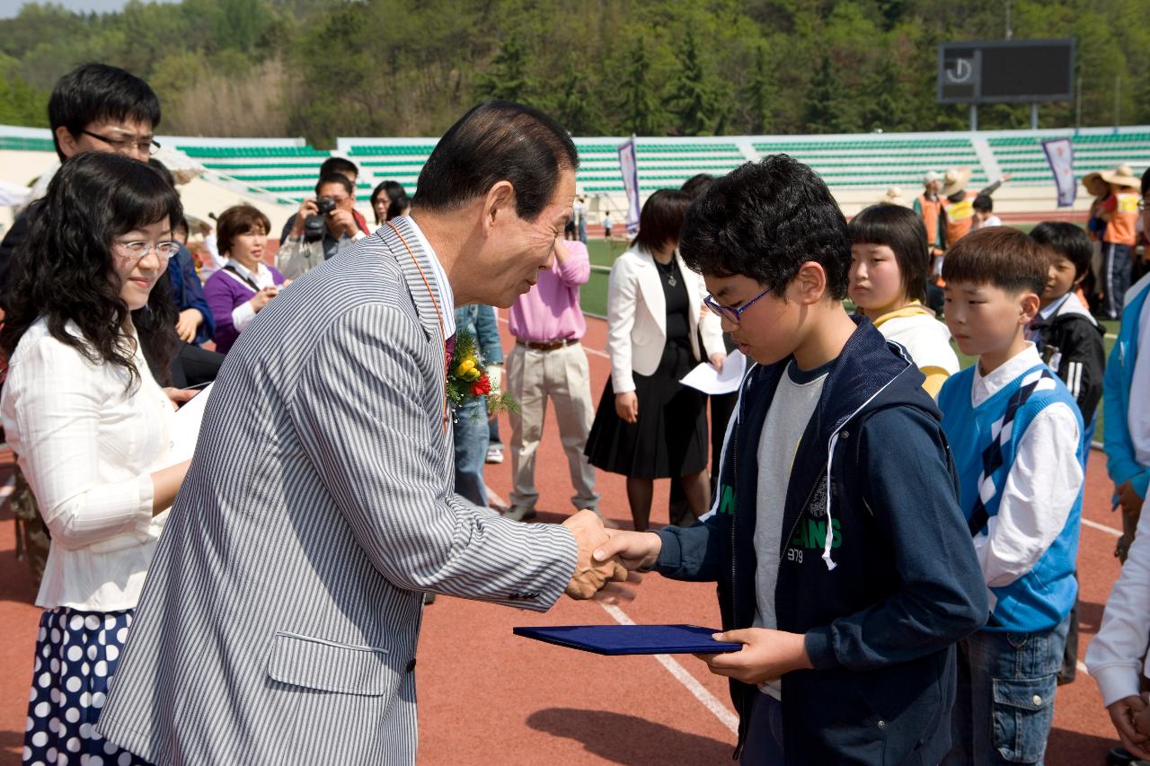 어린이에게 표창장을 수여하시는 문동신 시장님의 모습6