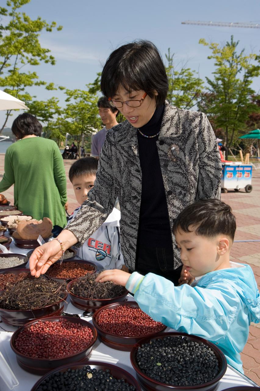 전시된 특산물을 만져보는 시민들