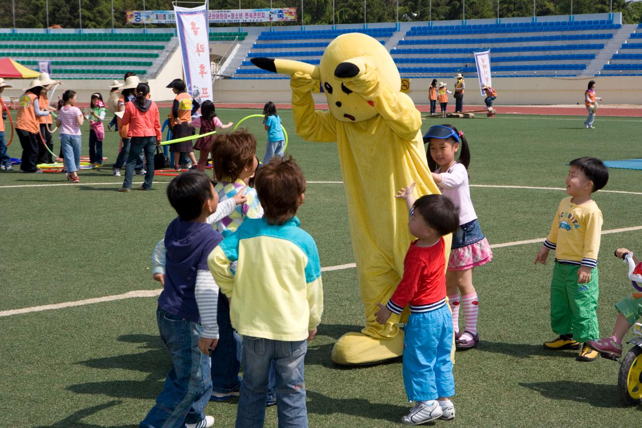 피카츄 인형을 쓴 사람과 놀고있는 어린이들1