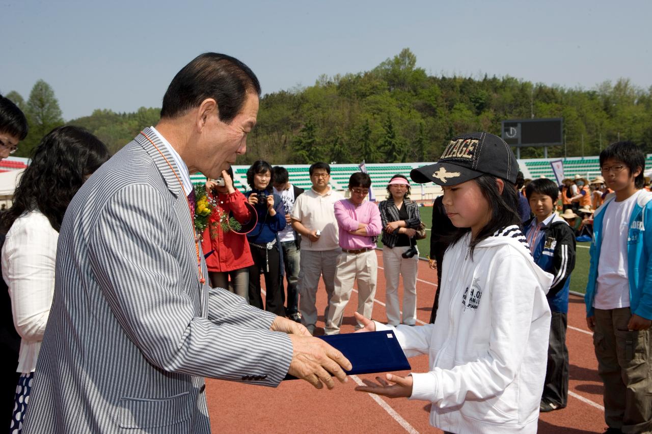 어린이에게 표창장을 수여하시는 문동신 시장님의 모습8